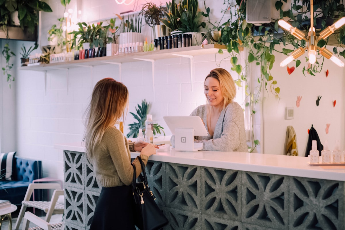 Professioneller Hostess-Service von MHS Service für Events und Messen